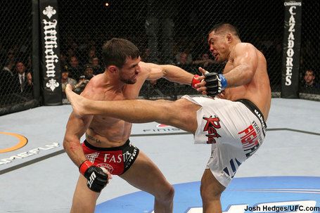Марк Муньос vs Аарон Симпсон UFC 123